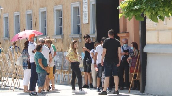 Sute de turiști așteaptă zilnic la coadă să intre la Muzeul Memorialul Victimelor Comunismului și al Rezistenței din Sighet Sute de turiști așteaptă zilnic la coadă să intre la Muzeul Memorialul Victimelor Comunismului și al Rezistenței din Sighet