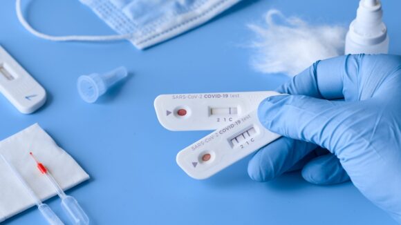 Teste COVID-19 pentru acasă. Preţurile variază între 50 și 138 de lei, iar procedura este similară cu cea de la testele pentru glicemie sau pentru sarcină Teste COVID-19 pentru acasă. Preţurile variază între 50 și 138 de lei, iar procedura este similară cu cea de la testele pentru glicemie sau pentru sarcină
