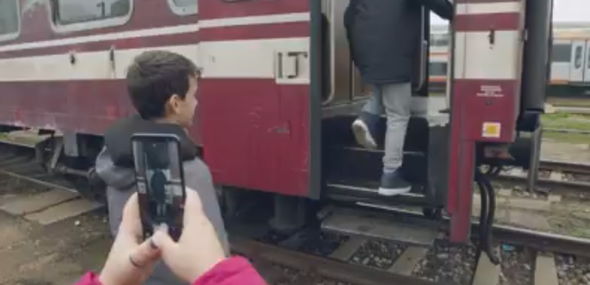 VIDEO | Poliția Română a lansat campania ” SELFIE-UL PE TREN NU IA LIKE-URI, IA VIEȚI” VIDEO | Poliția Română a lansat campania ” SELFIE-UL PE TREN NU IA LIKE-URI, IA VIEȚI”