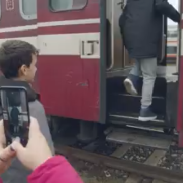 VIDEO | Poliția Română a lansat campania ” SELFIE-UL PE TREN NU IA LIKE-URI, IA VIEȚI”