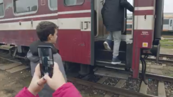VIDEO | Poliția Română a lansat campania ” SELFIE-UL PE TREN NU IA LIKE-URI, IA VIEȚI” VIDEO | Poliția Română a lansat campania ” SELFIE-UL PE TREN NU IA LIKE-URI, IA VIEȚI”