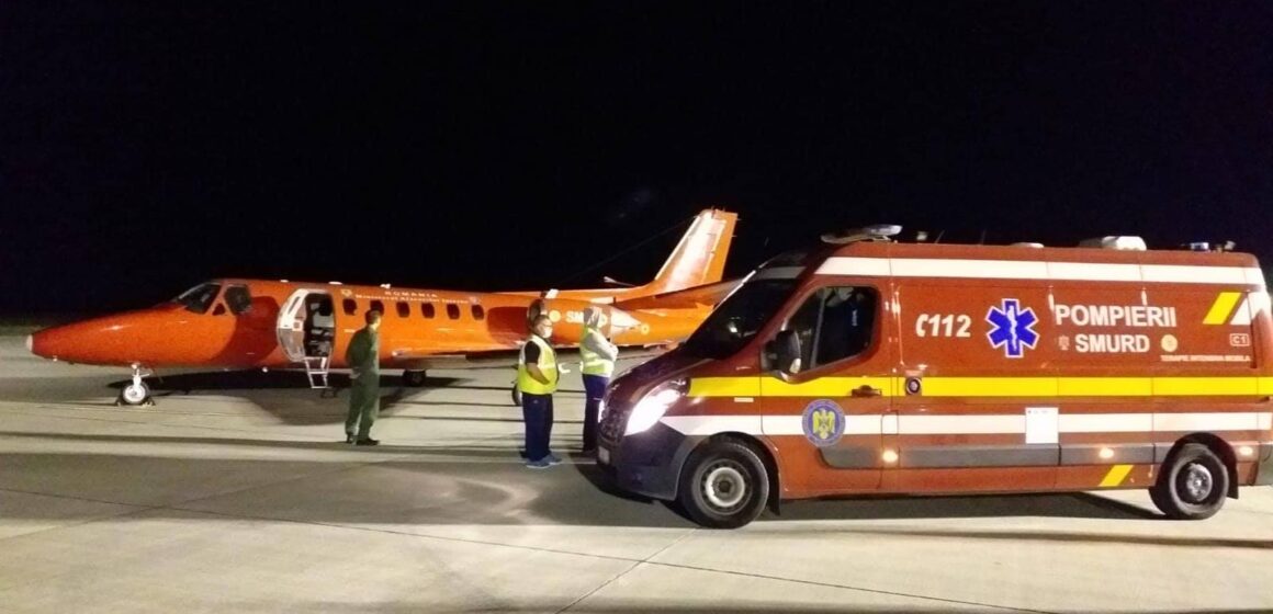 VIDEO | Transport de urgență cu avionul pentru un bebeluș de șase luni din Baia Mare