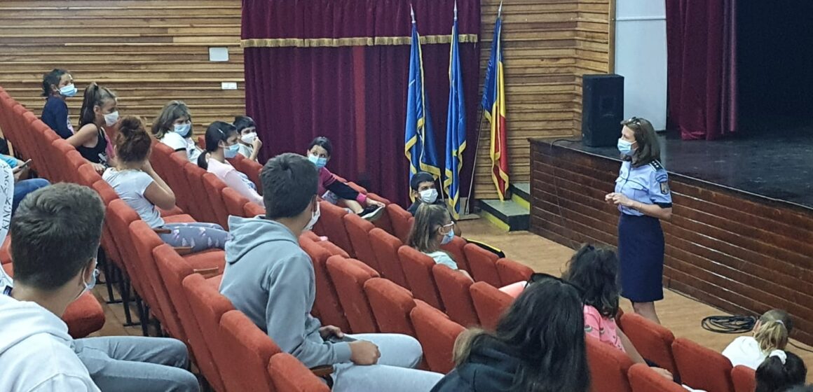VIDEO | Sfaturi de la polițiști înainte de începerea anului școlar VIDEO | Sfaturi de la polițiști înainte de începerea anului școlar