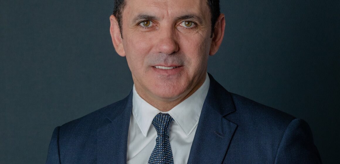 Mircea Cirț: ”Unde sunt tabletele promise elevilor, domnule (încă) primar? Dar ghiozdanele pentru clasa 0?”