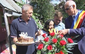 VIDEO | Mare rugătoare de Dumnezeu, Maria Pomnar din Vadu Izei, a împlinit azi 100 de ani