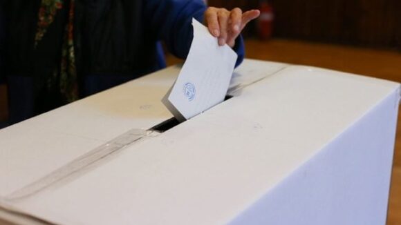 425.911 alegători cu drept de vot sunt așteptați la urne în cele 440 secții de votare constituite pe raza județului 425.911 alegători cu drept de vot sunt așteptați la urne în cele 440 secții de votare constituite pe raza județului