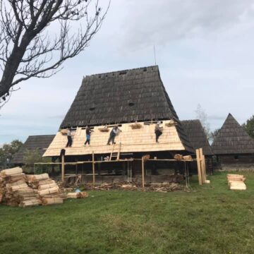REPORTAJUL ZILEI | REPARAȚII LA MUZEUL SATULUI MARAMUREȘEAN DIN SIGHETU MARMAȚIEI