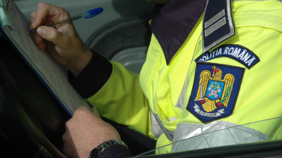 Conducerea fără permis i-a adus unui tânăr de 18 ani, un accident rutier şi un dosar penal