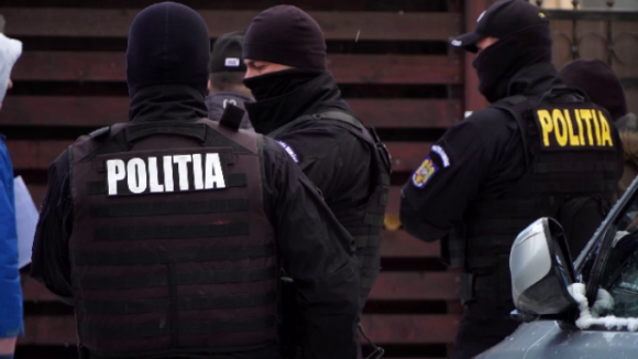 ȘURDEȘTI: 2 persoane reținute de polițiști pentru trafic de droguri de risc
