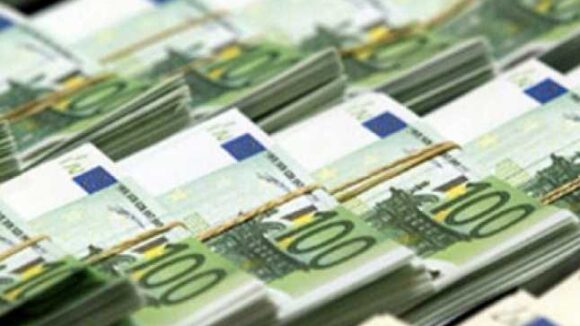 România împrumută 4 miliarde euro de la UE pentru a acoperi şomajul tehnic, munca flexibilă şi sporurile pentru medici Citeste mai mult: adev.ro/qhkm4d România împrumută 4 miliarde euro de la UE pentru a acoperi şomajul tehnic, munca flexibilă şi sporurile pentru medici Citeste mai mult: adev.ro/qhkm4d