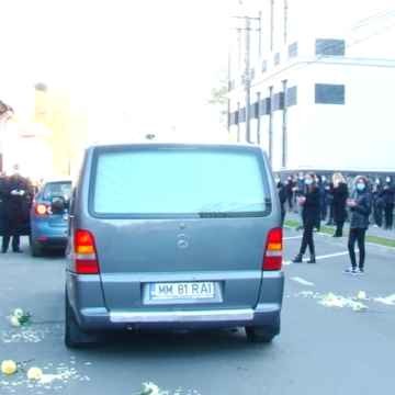 VIDEO | Gest impresionant în fața Colegiului Național ”Dragoș Vodă”, la conducerea pe ultimul drum a directorului Vasile Mih