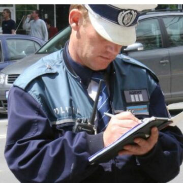 Cercetat pentru conducere fără permis, fals material în înscrisuri oficiale și uz de fals
