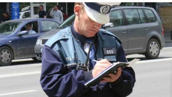 Cercetat pentru conducere fără permis, fals material în înscrisuri oficiale și uz de fals