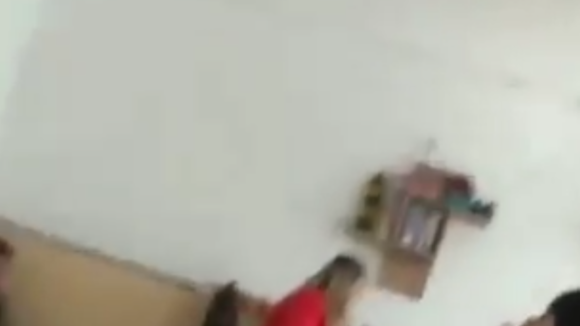 VIDEO | Ministrul Educației a solicitat o anchetă după ce mai mulți elevi de la o școală din Borșa au fost loviți de o profesoară VIDEO | Ministrul Educației a solicitat o anchetă după ce mai mulți elevi de la o școală din Borșa au fost loviți de o profesoară