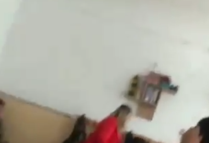 VIDEO | Ministrul Educației a solicitat o anchetă după ce mai mulți elevi de la o școală din Borșa au fost loviți de o profesoară