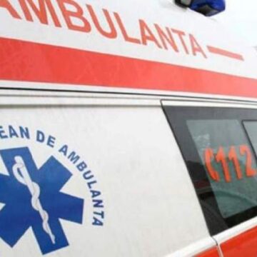 VIDEO | O ambulanță a derapat si a ajuns pe calea ferată