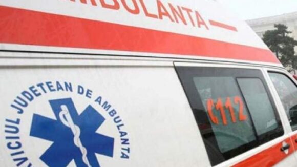 VIDEO | O ambulanță a derapat si a ajuns pe calea ferată