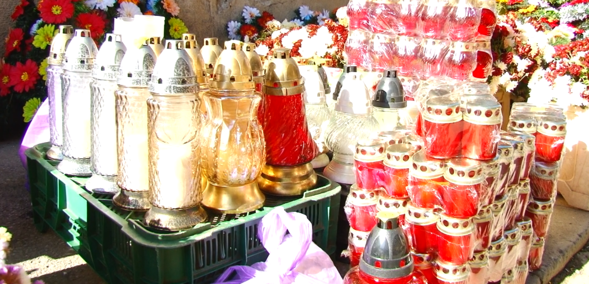 VIDEO | Maramureșenii pregătesc cimitirele pentru Luminație