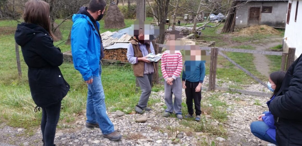 VIDEO | Pachete cu rechizite școlare pentru copiii din Sarasău și Remeți
