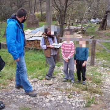 VIDEO | Pachete cu rechizite școlare pentru copiii din Sarasău și Remeți VIDEO | Pachete cu rechizite școlare pentru copiii din Sarasău și Remeți
