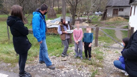VIDEO | Pachete cu rechizite școlare pentru copiii din Sarasău și Remeți