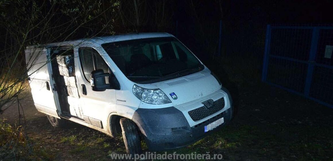 VIDEO | CRĂCIUNEȘTI: Microbuz încărcat cu 30.000 de pachete cu țigări, descoperit de polițiștii de frontieră VIDEO | CRĂCIUNEȘTI: Microbuz încărcat cu 30.000 de pachete cu țigări, descoperit de polițiștii de frontieră