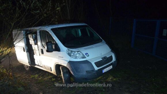 VIDEO | CRĂCIUNEȘTI: Microbuz încărcat cu 30.000 de pachete cu țigări, descoperit de polițiștii de frontieră