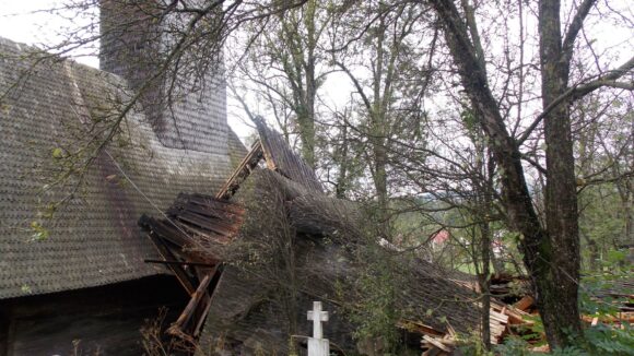 VIDEO | Biserica de lemn ”Sfântul Nicolae” din Costeni a intrat în reabilitare