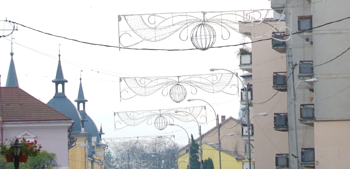 VIDEO | PREGĂTIRI DE SĂRBĂTORI: Ornamente noi de Crăciun pe străzile din Sighetu Marmației