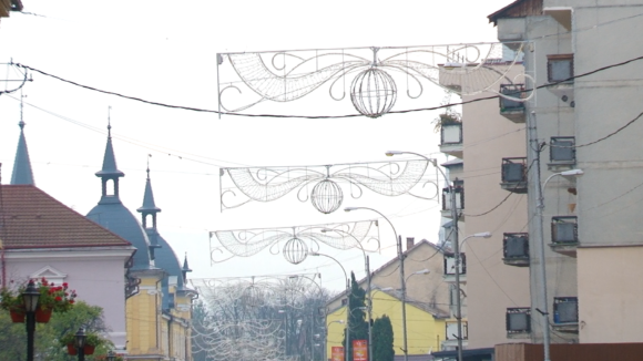 VIDEO | PREGĂTIRI DE SĂRBĂTORI: Ornamente noi de Crăciun pe străzile din Sighetu Marmației