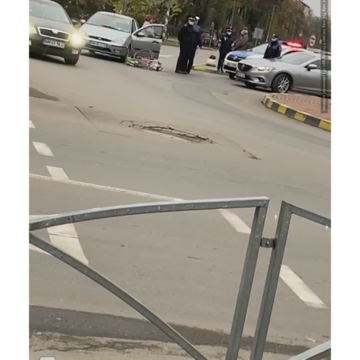 VIDEO | Biciclist accidentat în sensul giratoriu din zona Unirii, din Sighet VIDEO | Biciclist accidentat în sensul giratoriu din zona Unirii, din Sighet