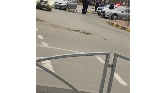 VIDEO | Biciclist accidentat în sensul giratoriu din zona Unirii, din Sighet