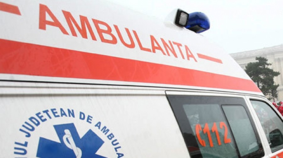 Un tânăr a murit la spital după ce a intrat cu mașina într-un stâlp