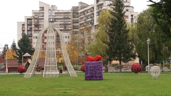 VIDEO | Baia Mare a început pregătirile pentru ornamentarea unor zone din oraș cu ocazia sărbătorilor de iarnă