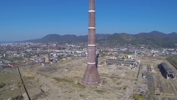 VIDEO | Un bărbat s-a urcat pe turnul de la fostul Cuprom și a amenințat că se aruncă