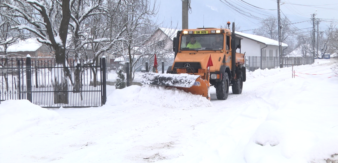 VIDEO | PREGĂTIRI PENTRU IARNĂ: Primăria Sighetu Marmației a asigurat stocuri de material antiderapant