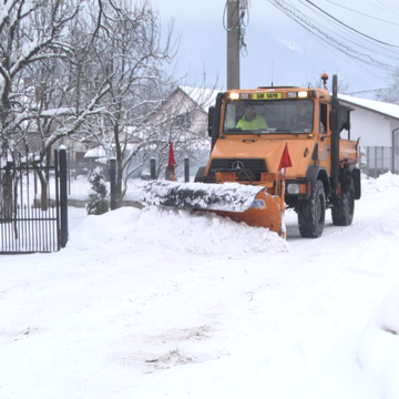 VIDEO | PREGĂTIRI PENTRU IARNĂ: Primăria Sighetu Marmației a asigurat stocuri de material antiderapant