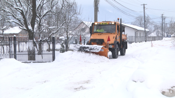 VIDEO | PREGĂTIRI PENTRU IARNĂ: Primăria Sighetu Marmației a asigurat stocuri de material antiderapant
