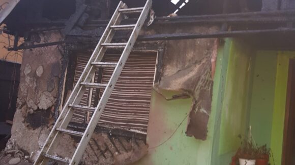 VIDEO | O familie din Sighet are nevoie de ajutorul nostru după ce un incendiu i-a mistuit casa