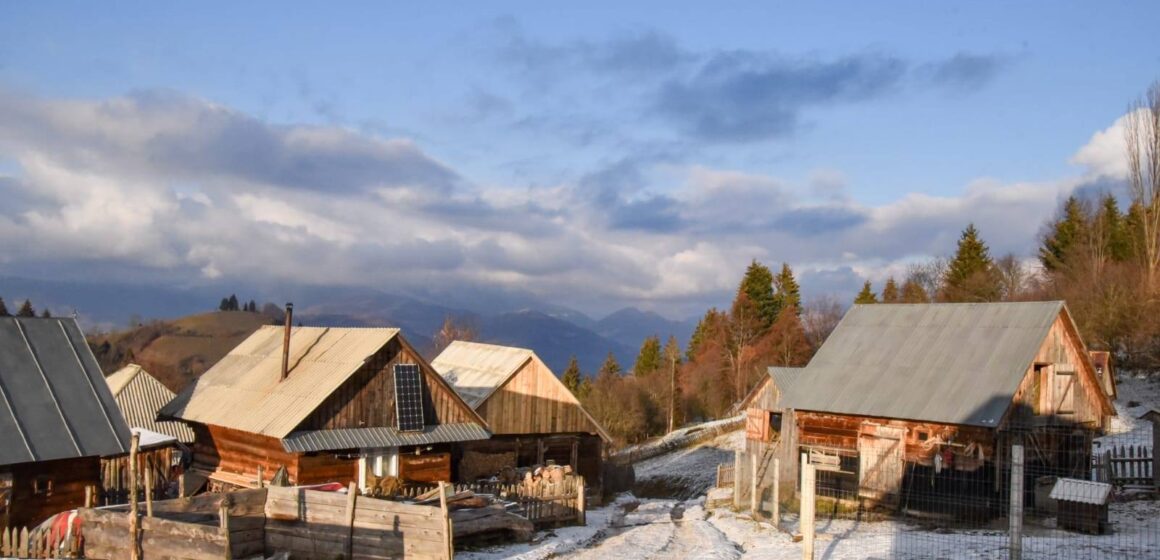 VIDEO | Localnicii din cătunul Cornățea, aparținător de comuna Poienile de Sub Munte, trăiesc fără energie electrică, apă și gaze naturale