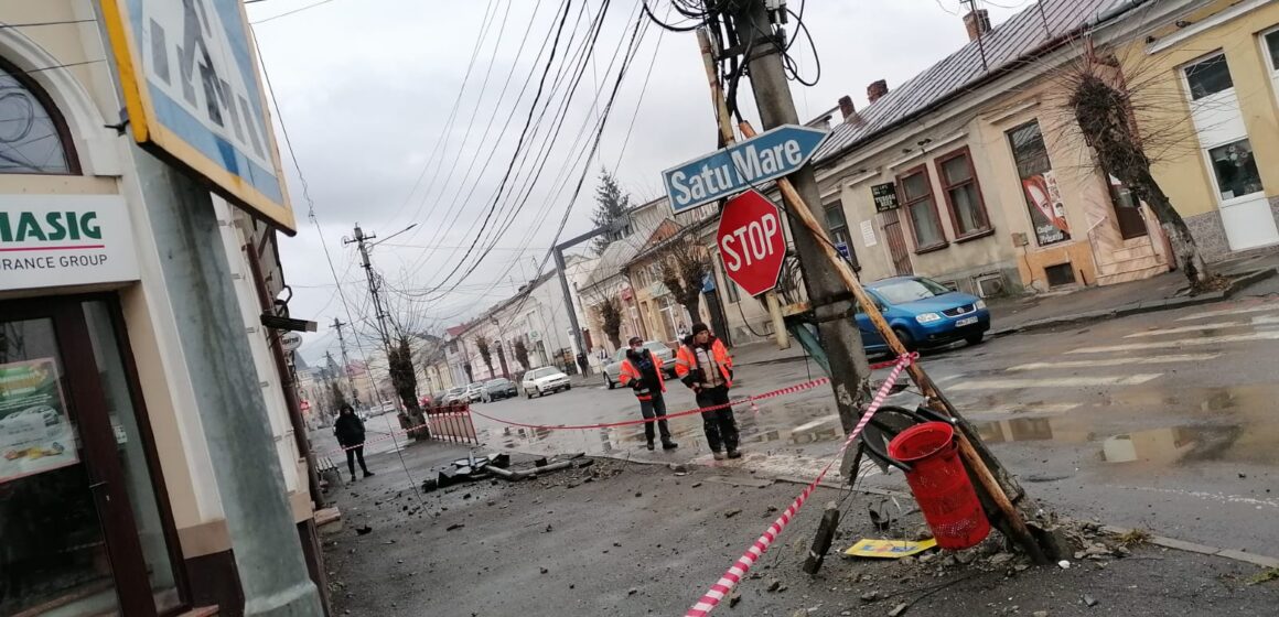 VIDEO | Un sighetean a urcat băut la volan și a doborât un stâlp și un semafor VIDEO | Un sighetean a urcat băut la volan și a doborât un stâlp și un semafor