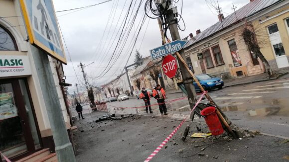 VIDEO | Un sighetean a urcat băut la volan și a doborât un stâlp și un semafor