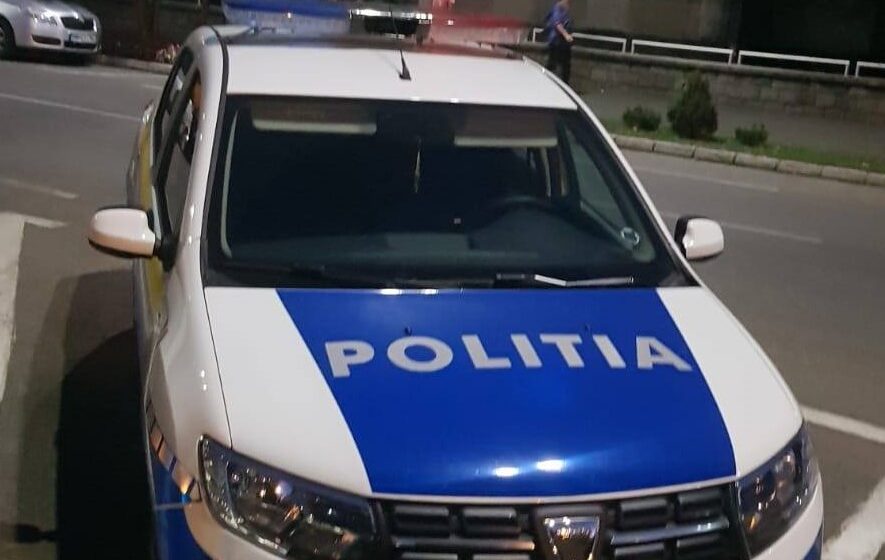 Unul a dat cu mașina-n gard, altul avea permis fals Unul a dat cu mașina-n gard, altul avea permis fals