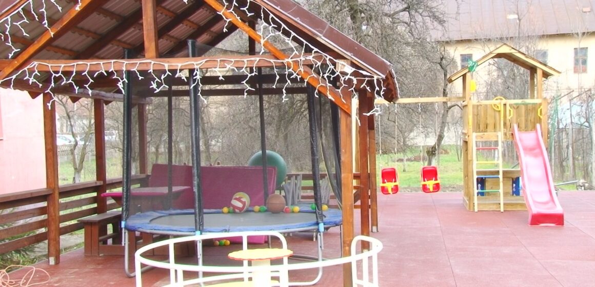 VIDEO | Spațiu de joacă nou pentru copiii de la Casa de tip Familial ”George Coșbuc” din Sighet VIDEO | Spațiu de joacă nou pentru copiii de la Casa de tip Familial ”George Coșbuc” din Sighet