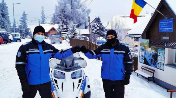 VIDEO | Jandarmii montani sunt la datorie în stațiunile turistice şi pe traseele montane VIDEO | Jandarmii montani sunt la datorie în stațiunile turistice şi pe traseele montane
