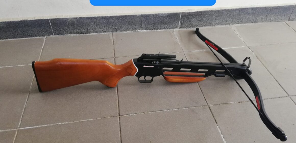 Un tânăr din Oncești s-a ales cu dosar penal dat fiind că voia să vândă o arbaletă