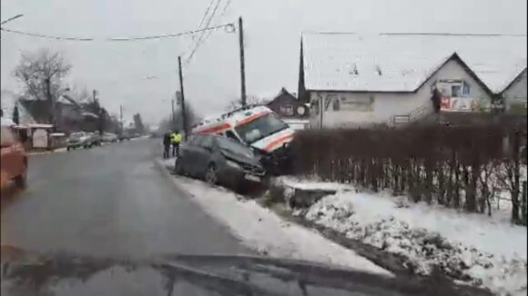 VIDEO | Accident grav în Bârsana. O ambulanță a fost implicată în evenimentul rutier VIDEO | Accident grav în Bârsana. O ambulanță a fost implicată în evenimentul rutier
