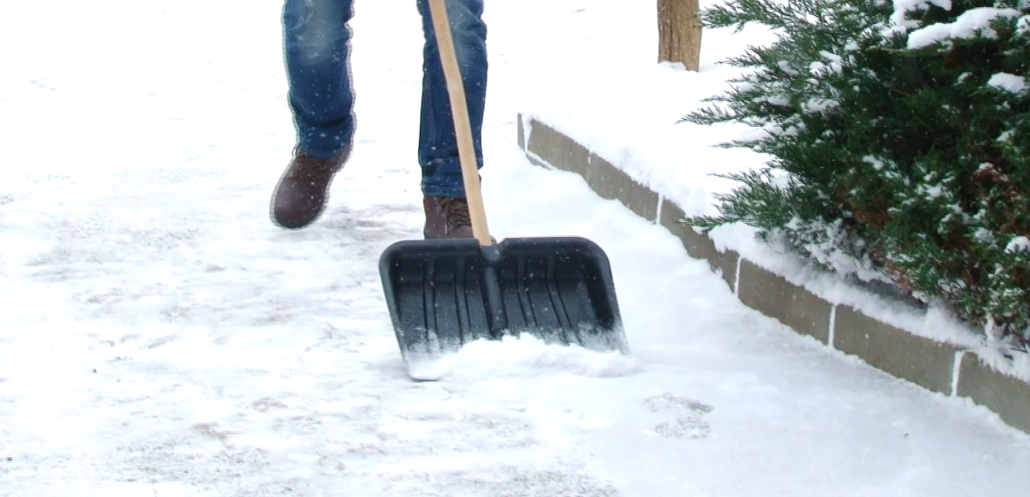 VIDEO | Cei care nu curăță zăpada din dreptul casei sau al firmei riscă să fie sancționați