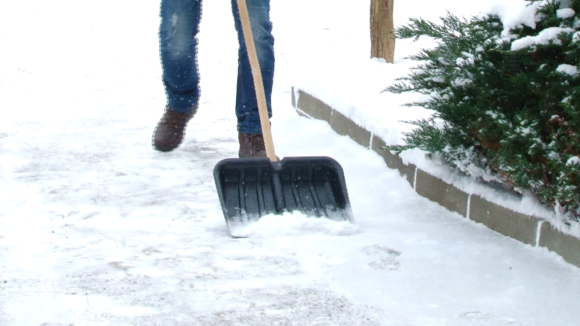 VIDEO | Cei care nu curăță zăpada din dreptul casei sau al firmei riscă să fie sancționați VIDEO | Cei care nu curăță zăpada din dreptul casei sau al firmei riscă să fie sancționați