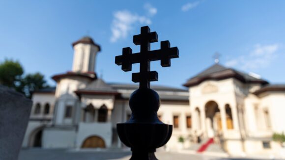 VIDEO | Sondaj CURS: Biserica rămâne instituția în care românii au cea mai mare încredere VIDEO | Sondaj CURS: Biserica rămâne instituția în care românii au cea mai mare încredere